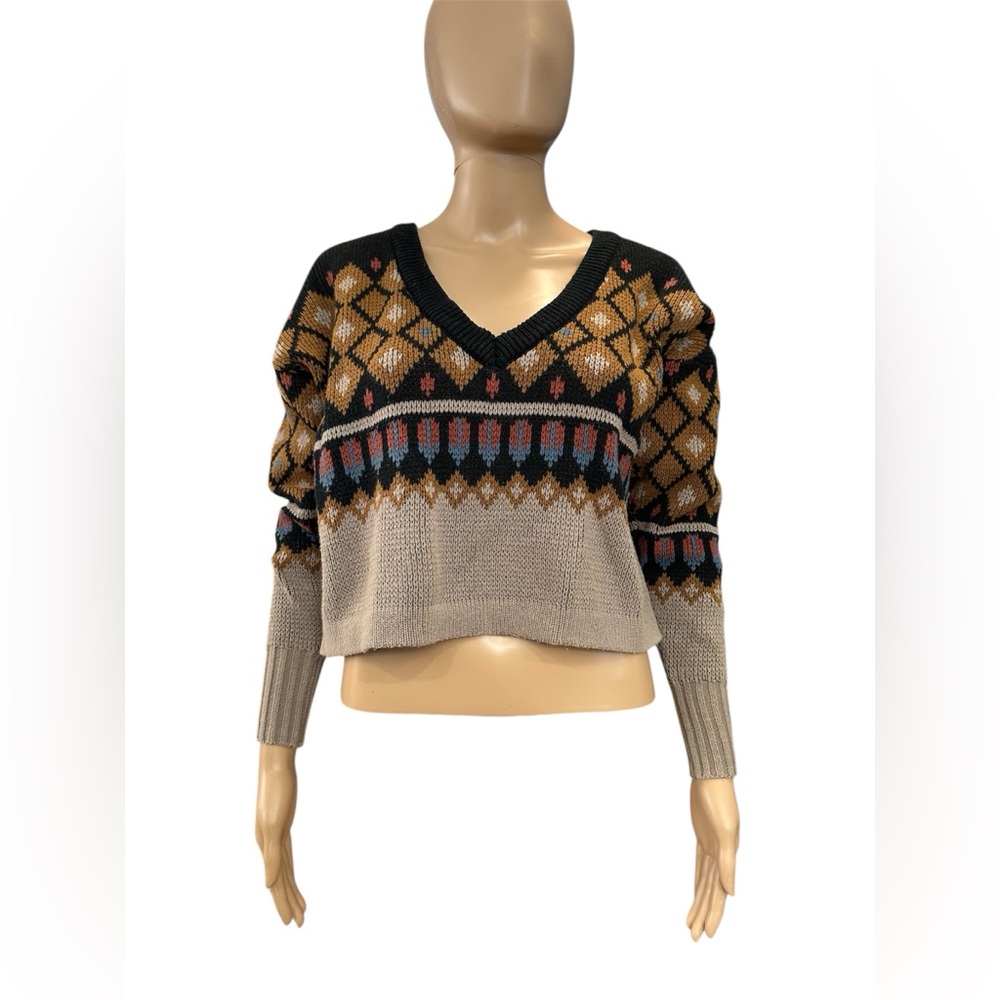 This is a Gimmicks by BKE Cropped V-neck Boho Sweater Size Small